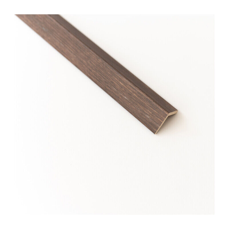 foto del prodotto paraspigolo in mdf noce scuro mm.28x28x3000. prezzo per 1 pezzo.