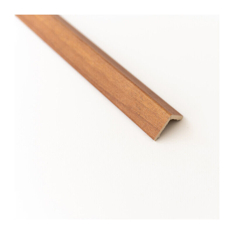 foto del prodotto paraspigolo in mdf noce tanganica mm.28x28x3000. prezzo per 1 pezzo.