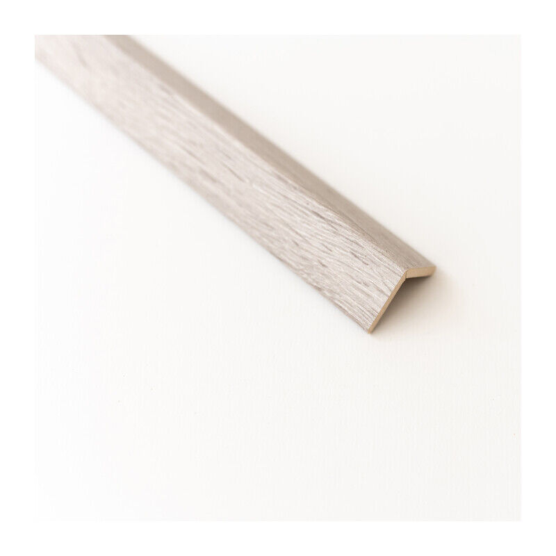 foto del prodotto paraspigolo in mdf rovere grigio mm.28x28x3000. prezzo per 1 pezzo.