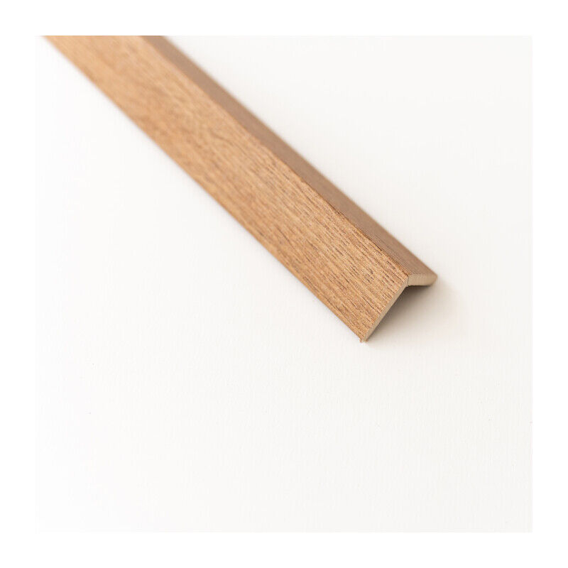foto del prodotto paraspigolo in mdf rovere medio mm.28x28x3000. prezzo per 1 pezzo.