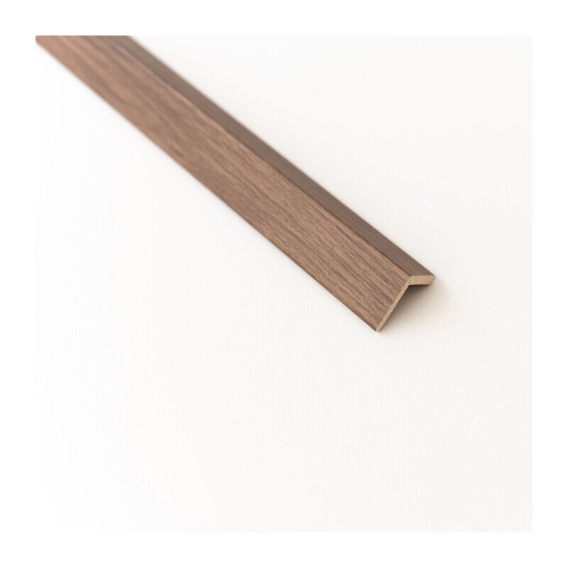 foto del prodotto paraspigolo in mdf rovere scuro mm.28x28x3000. prezzo per 1 pezzo.