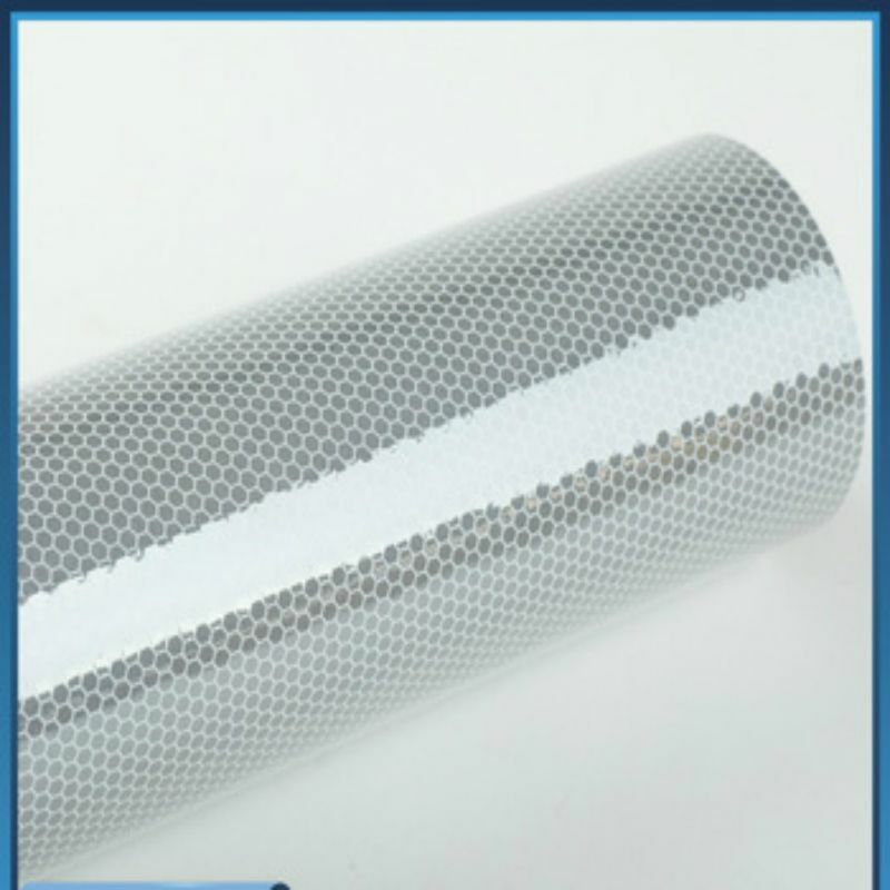 foto del prodotto pellicola adesiva retroriflettente in microsfere ad alta intensit in pet colore bianco, misura 1240mm 124cm x 50cm