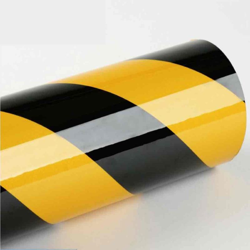 foto del prodotto pellicola adesiva rifrangente giallo nero a losanghe da 124cm misura 1240mm 124cm x 100cm