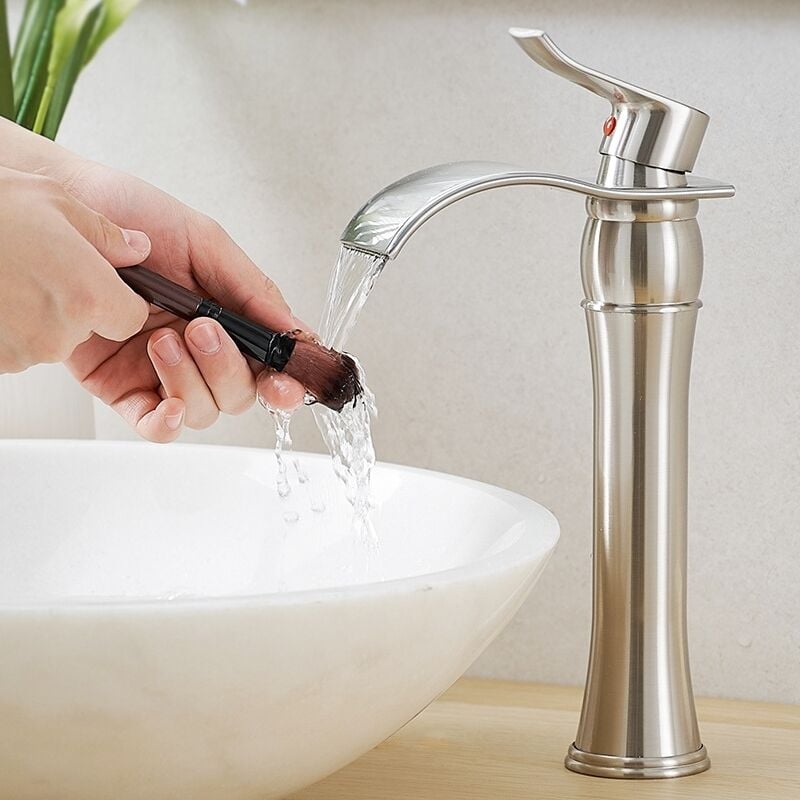 foto del prodotto petites ecrevisses rubinetto bagno lavabo cascata design moderno rubinetto miscelatore monocomando per lavandino acqua calda e fredda argento