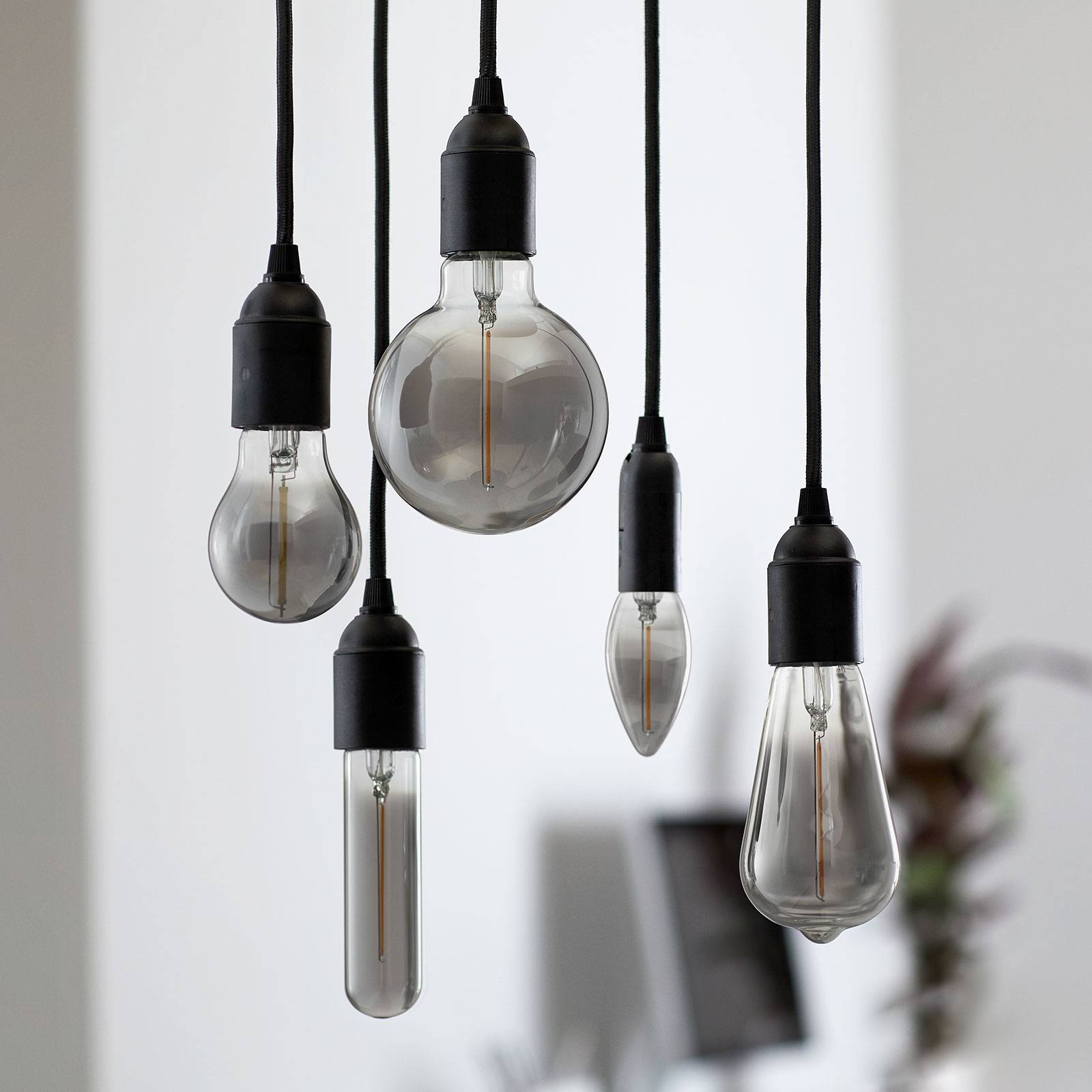 foto del prodotto philips classic led lampada a globo fum e27 g93 2w