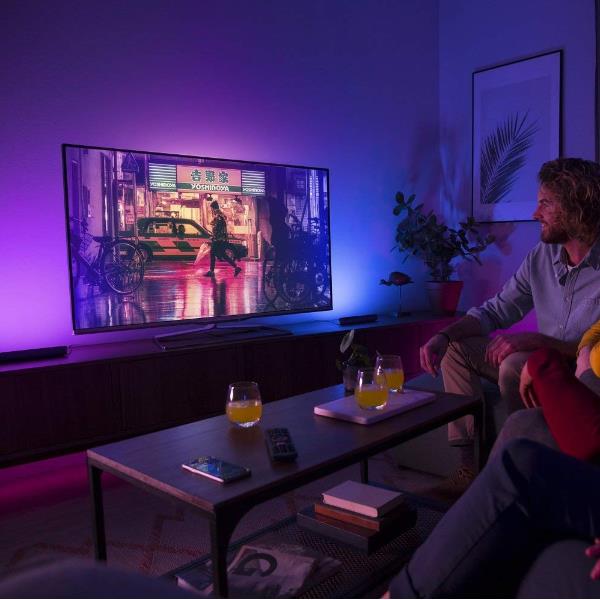 foto del prodotto philips hue white and color ambiance play kit base con alimentatore nero