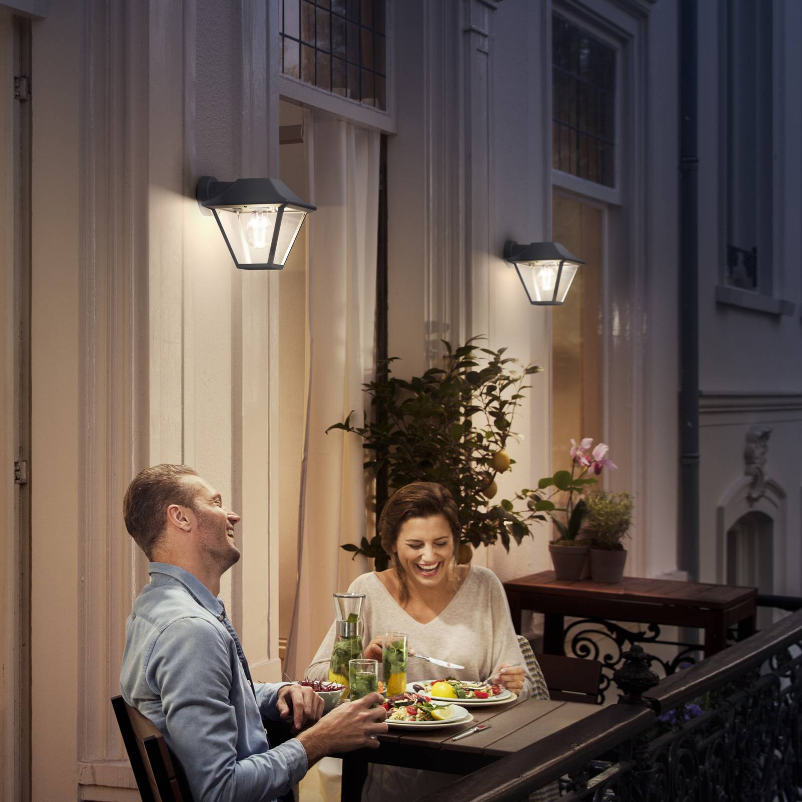 foto del prodotto philips led alpenglow lampada da parete per esterni, attacco e27, ip44, luce bianca calda, antracite