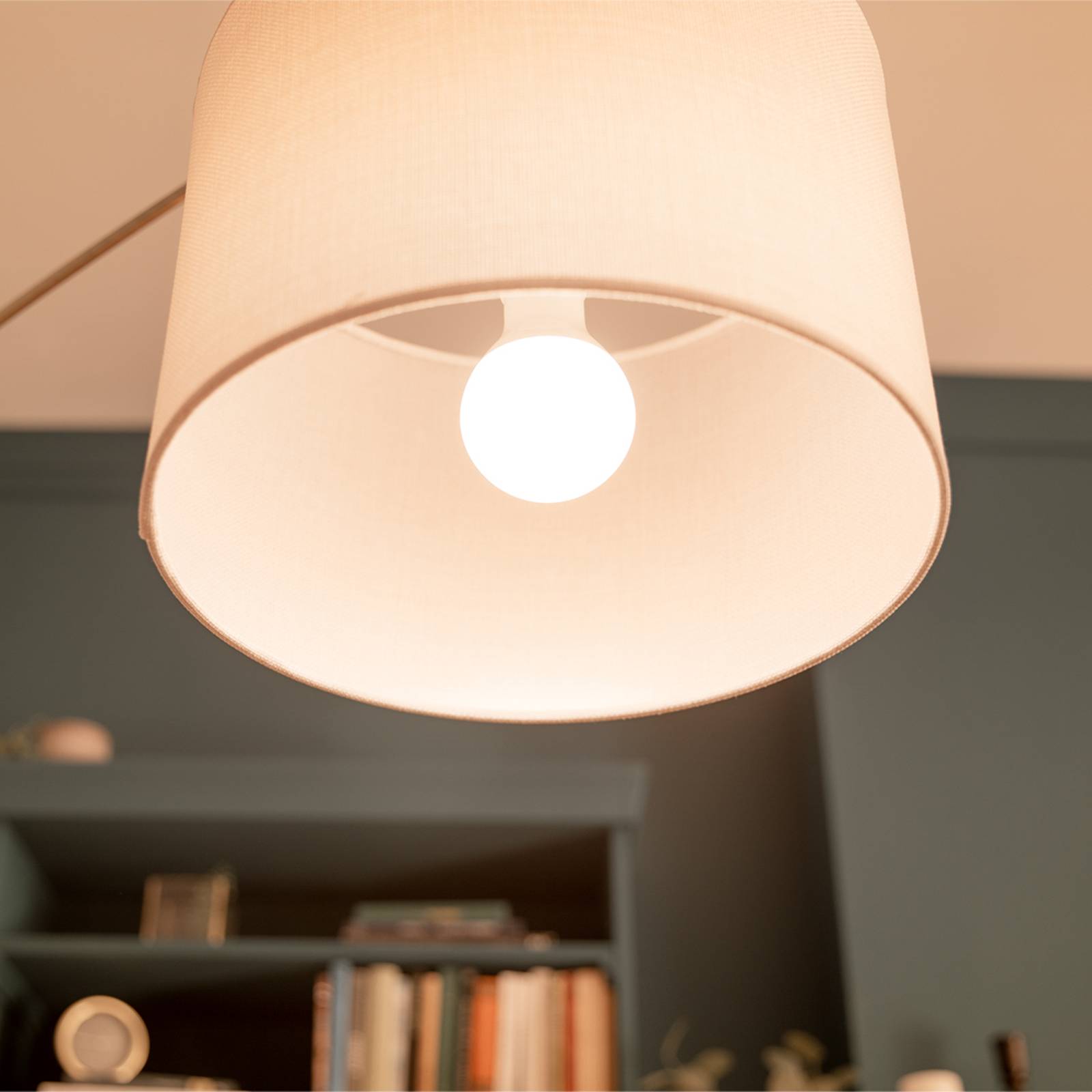 foto del prodotto philips led e27 7w 806lm 2.700k satinato 3x