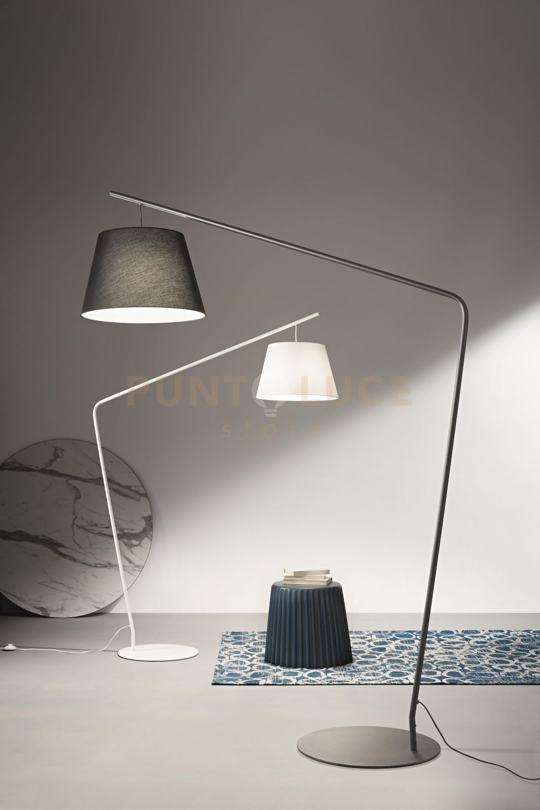 foto del prodotto piantana velvet nero con paralume nero 1 luce attacco e27