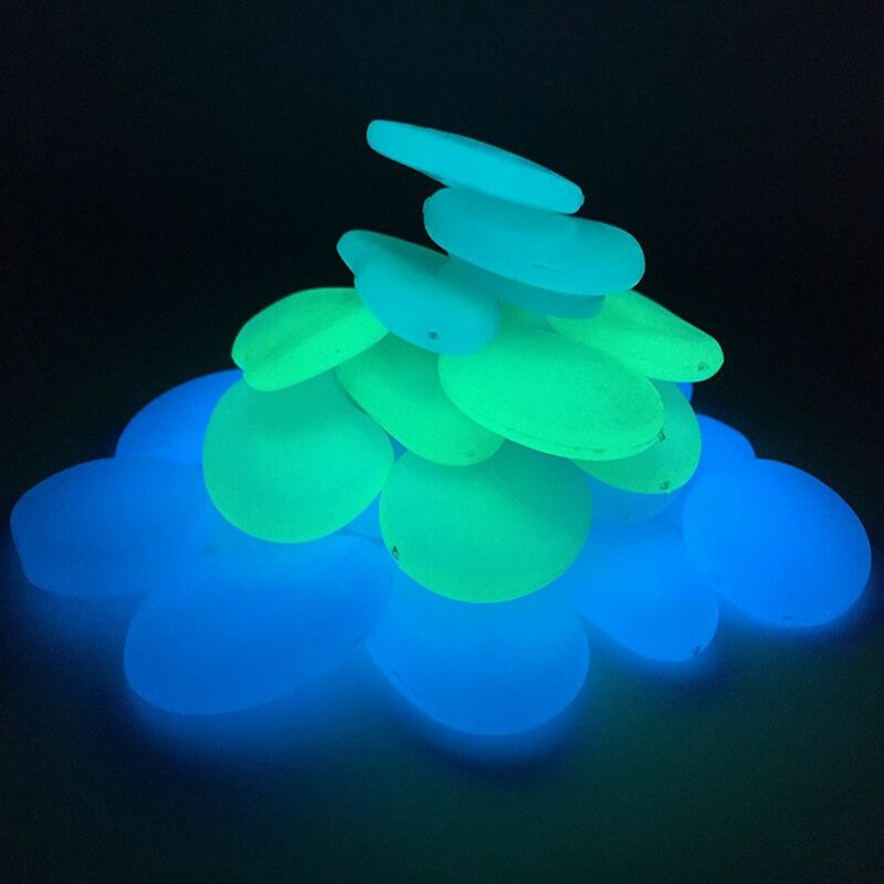 foto del prodotto pietre piatte ecosostenibili che si illuminano al buio in vetro fosforescenti colore blu, numero pezzi 0,5 kg circa 40 45 pietre 