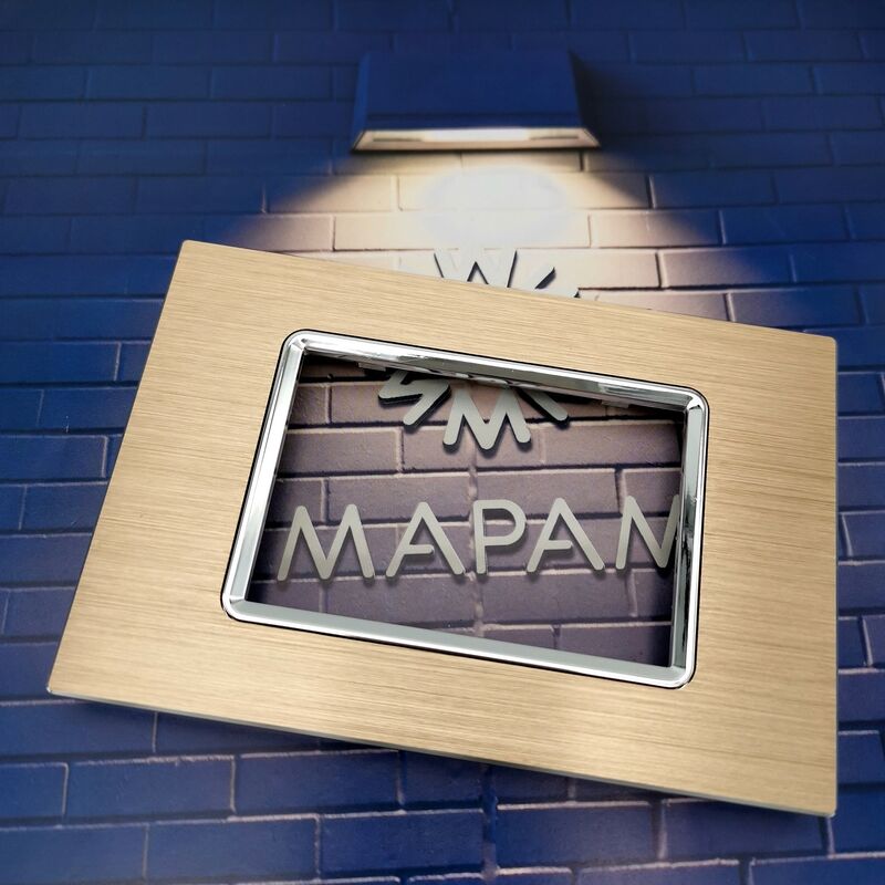 foto del prodotto placche in alluminio spazzolato compatibili con supporti vimar plana placca 3 4 7 moduli posti t02- 3 posti - oro