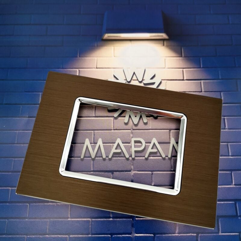 foto del prodotto placche in alluminio spazzolato compatibili con supporti vimar plana placca 3 4 7 moduli posti t05- 3 posti - testa di moro