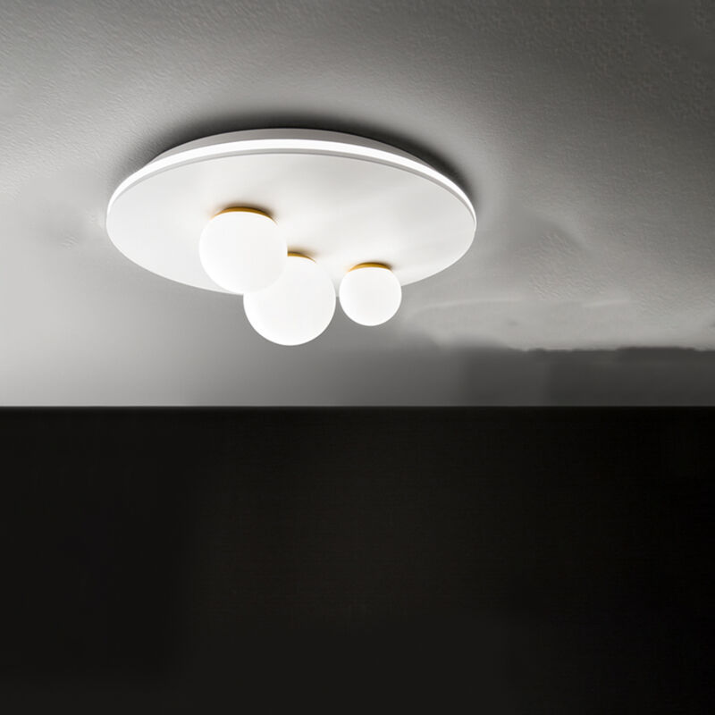 foto del prodotto plafoniera ball in metallo verniciato bianco particolari ottone led 48w 2976lm 3000k doppia emissione e diffusori sferici d.49,5cm