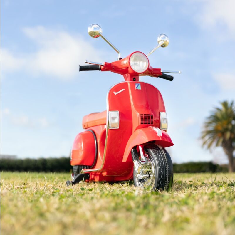 foto del prodotto playkin moto elettrica per bambini vespa red ufficiale batteria 6v ricaricabile triciclo 3 anni