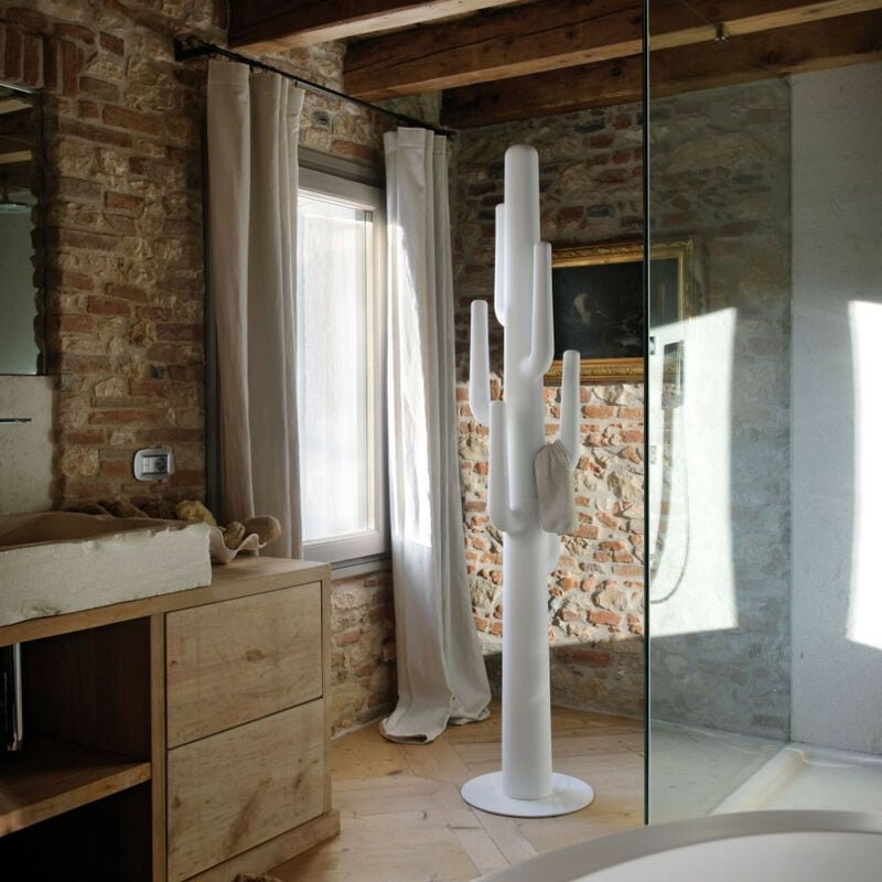 foto del prodotto plust lapsus bianco appendiabiti cactus colorato di design originale in polietilene interno esterno giardino piscina hotel