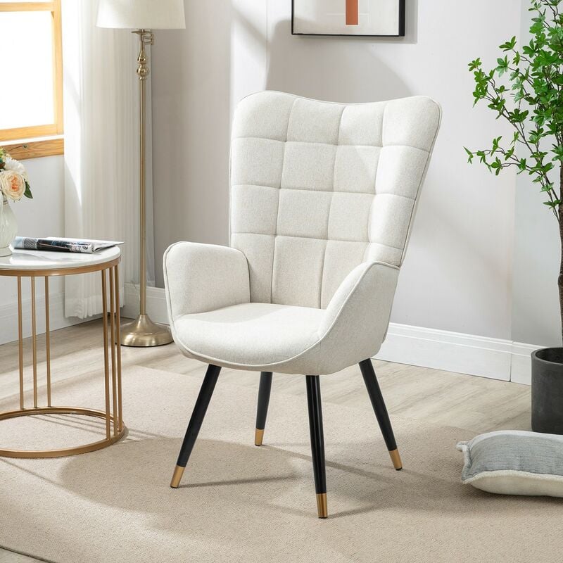 foto del prodotto poltrona con rivestimento in tessuto beige, struttura posteriore in metallo, sedile in compensato e gambe in metallo nero e oro in stile scandinavo