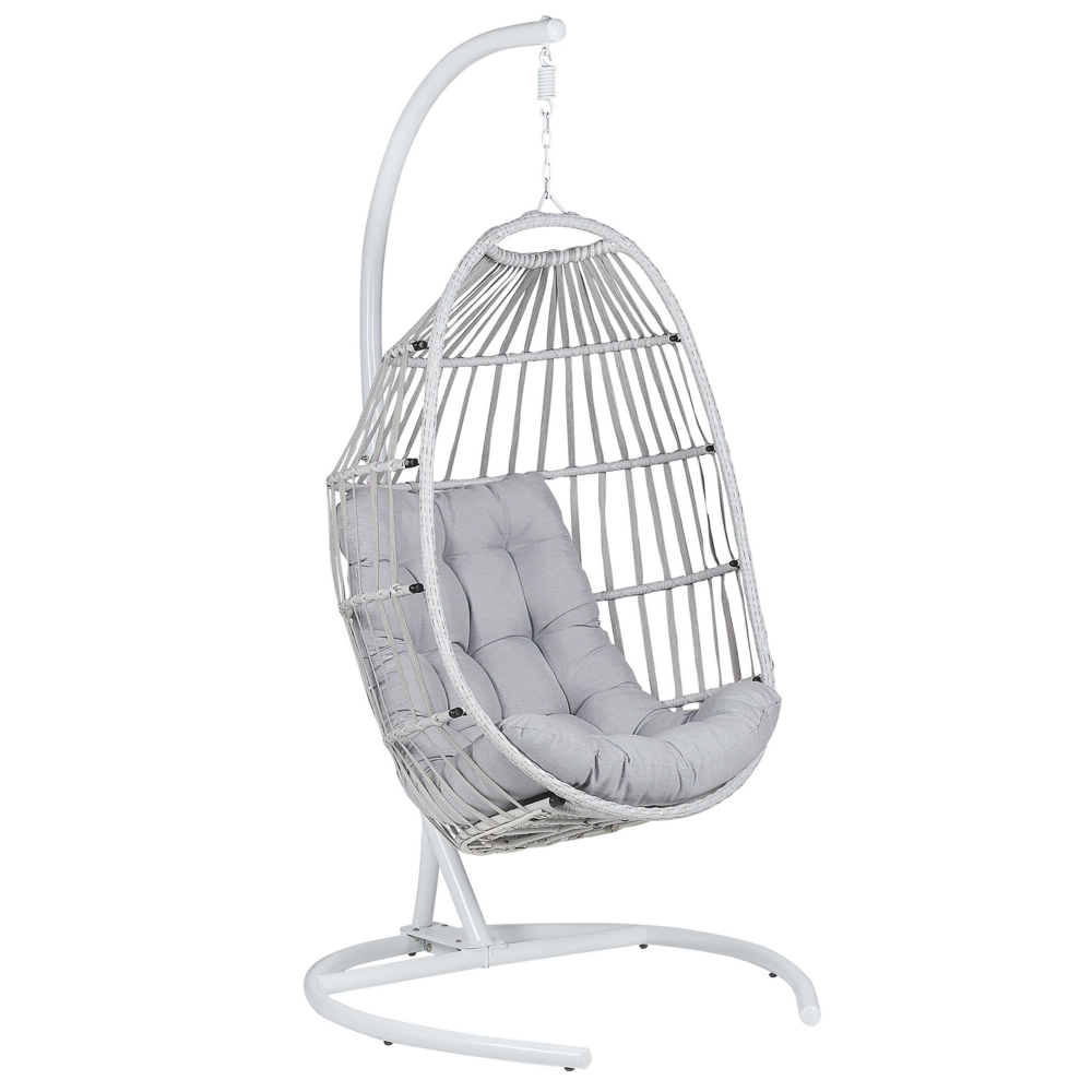 foto del prodotto poltrona sospesa con piedistallo in rattan grigio chiaro stile boho moderno