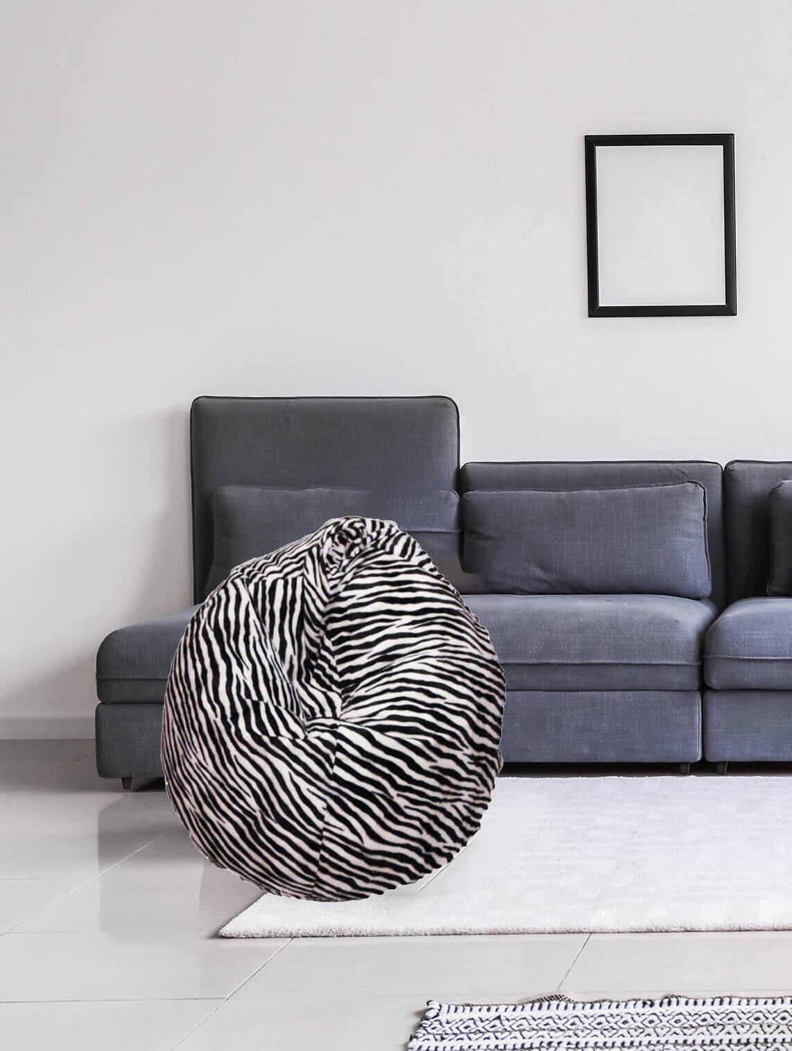 foto del prodotto pouf a sacco con fantasia lorenza, colore bianco e nero, misure 80 x 120 x 80 cm