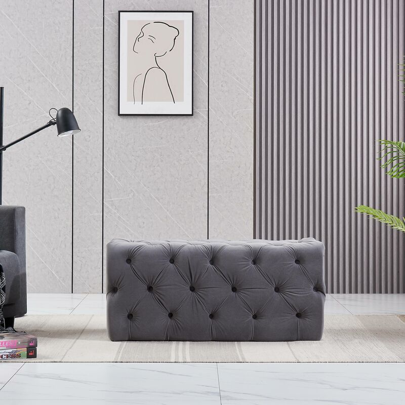 foto del prodotto pouf rettangolare piccolo in velluto melia, panca ottomana, poggiapiedi, design lux, dettagli con bottoni, grigio grigio