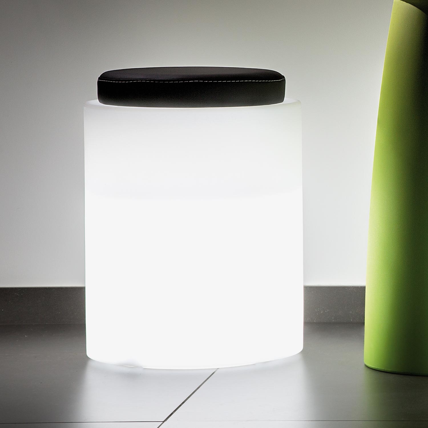 foto del prodotto pouf round in resina tondo 40 cm luce bianca