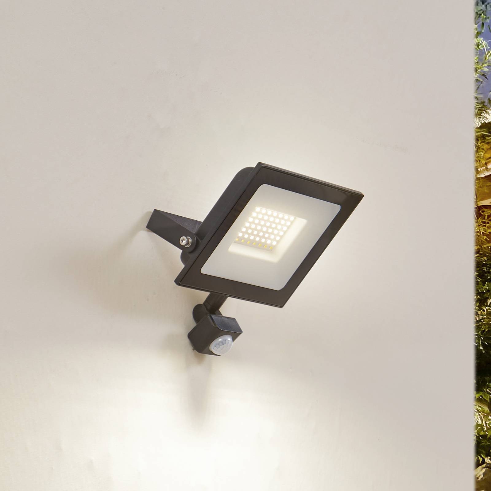 foto del prodotto prios faretto da esterno a led maikel, 50 w, 4000 lm, metallo, sensore