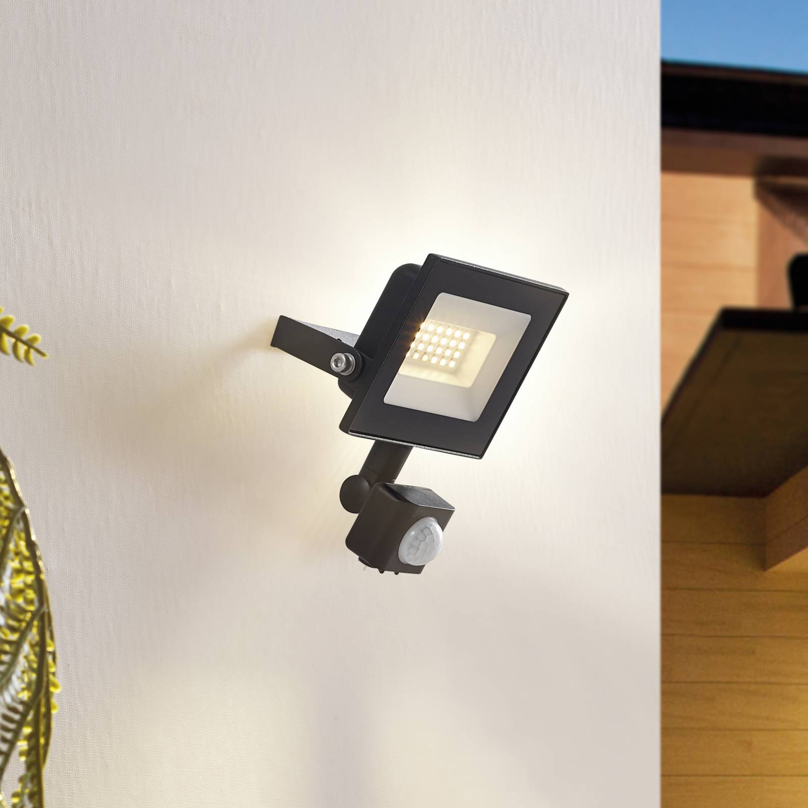 foto del prodotto prios maikel faretto da esterno a led, 20w, 1500lm, metallo, sensore