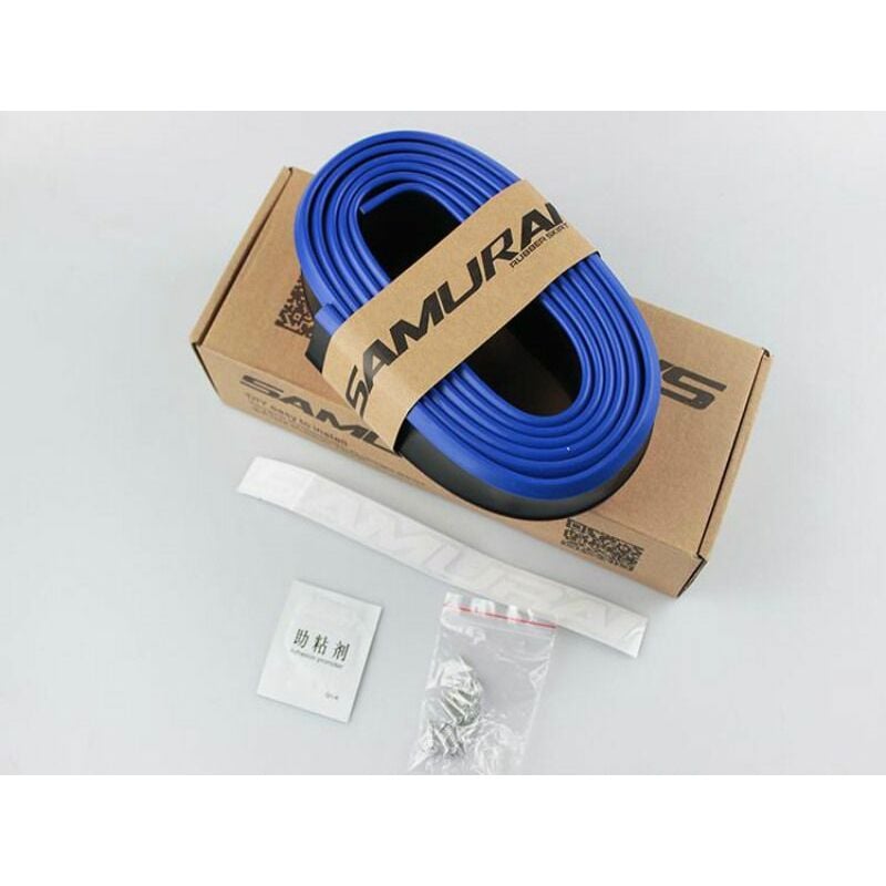 foto del prodotto protezione universale labbro spoiler paraurti auto in gomma dura bicolore 2,5mt modello nero con baffetto blu