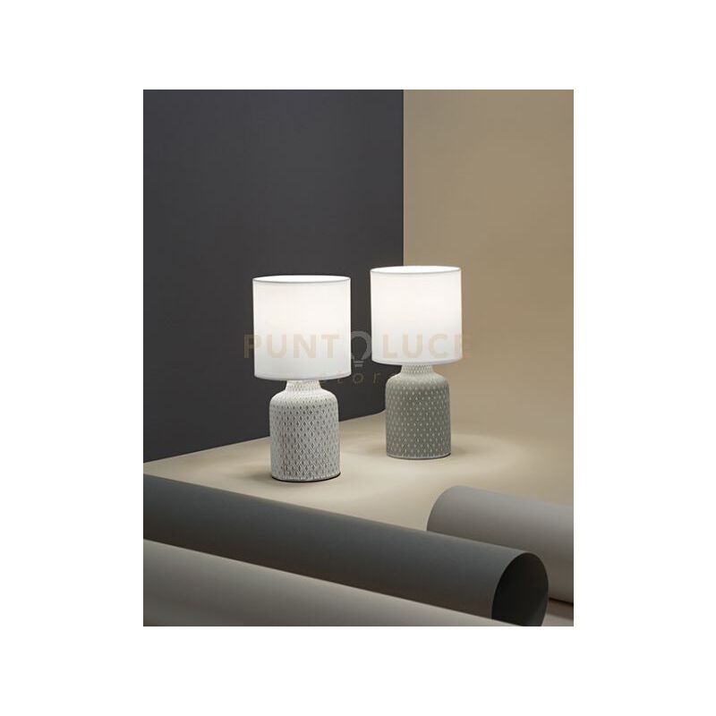 foto del prodotto provenza lampada da tavolo in ceramica bianca disegno in rilievo con paralume bianco attacco e14