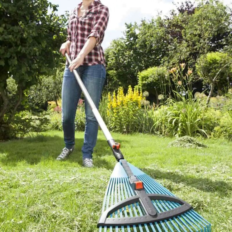 foto del prodotto rastrello regolabile in plastica gardena con manico combysystem scopa per foglie