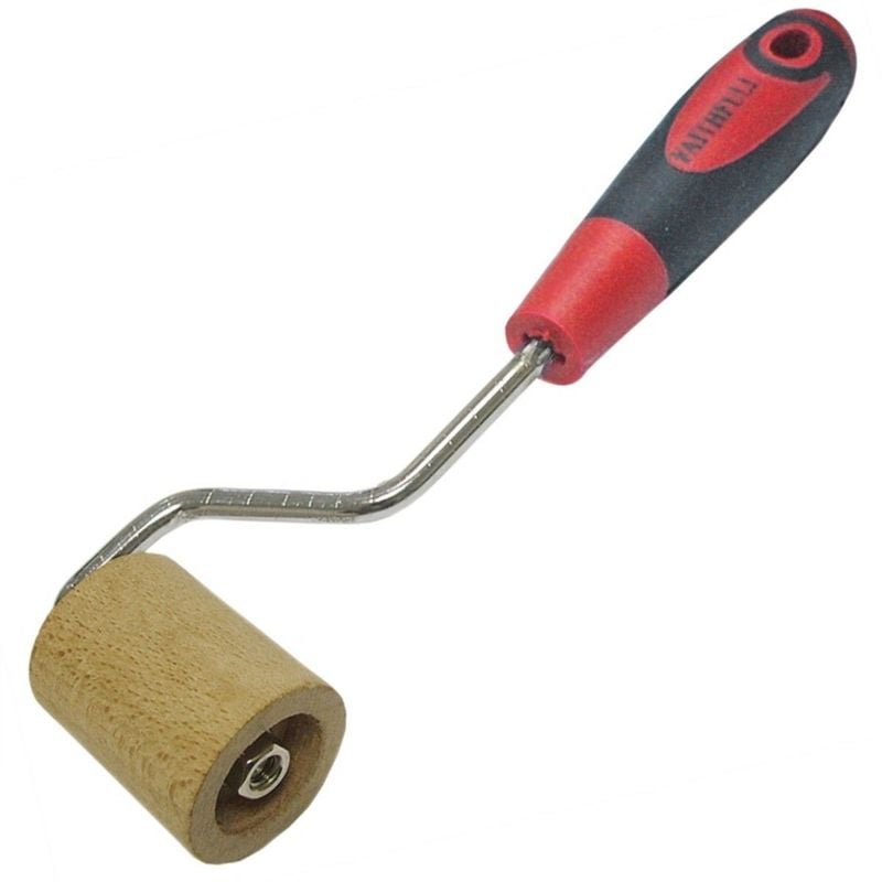 foto del prodotto rullo professionale con rotolo di legno per stendere nastro antiscivolo