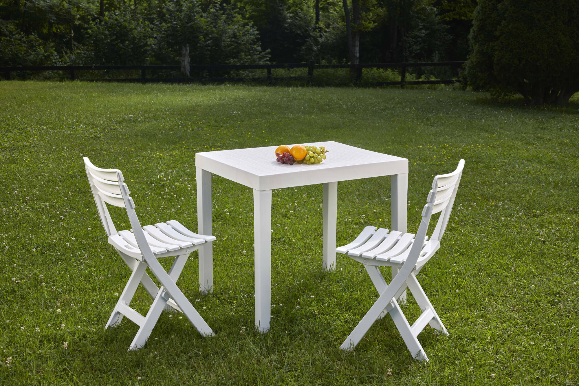 foto del prodotto salottino da esterno altar, set da giardino con 1 tavolo rettangolare e 2 sedie pieghevoli, set da pic nic, 100 made in italy, bianco