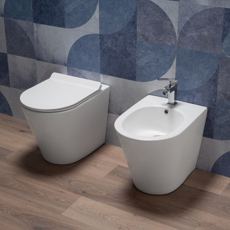 foto del prodotto sanitari a terra filo parete con sedile soft close e risparmio idrico kerm