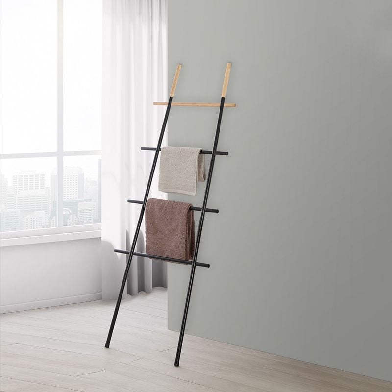 foto del prodotto scala porta asciugamani moderna in acciaio nero con inserti in legno h 170 cm