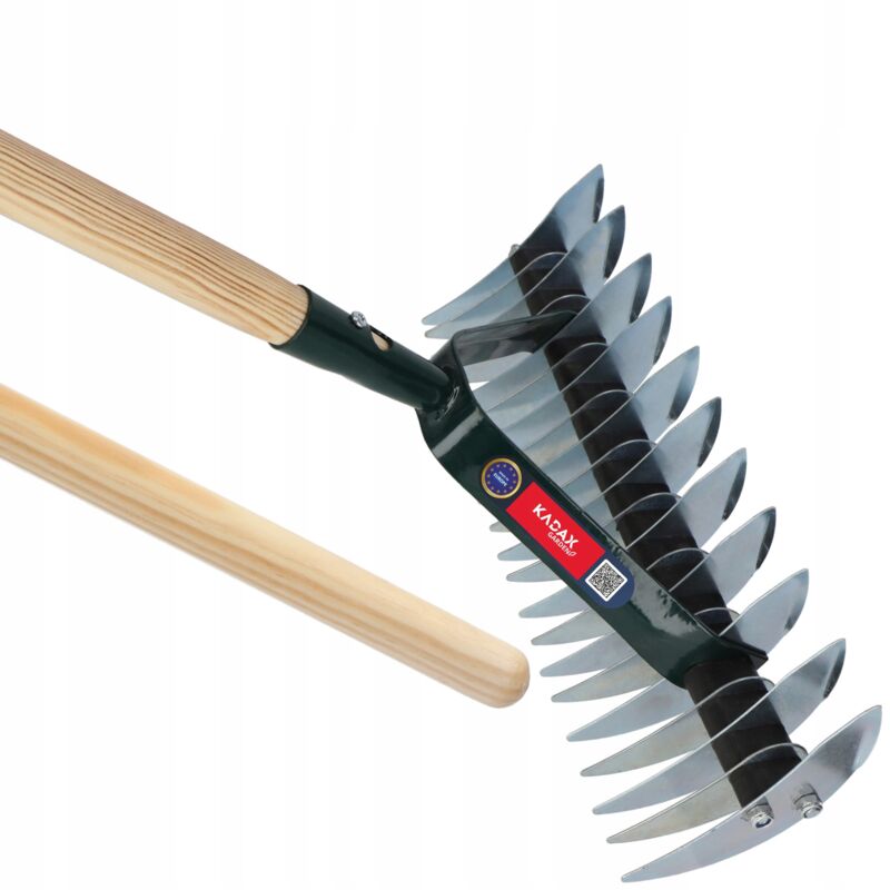 foto del prodotto scarificatore manuale kadax con manico in legno e testa in acciaio, aeratore per prato e terreno, strumento per aerazione e rimozione del paglia per