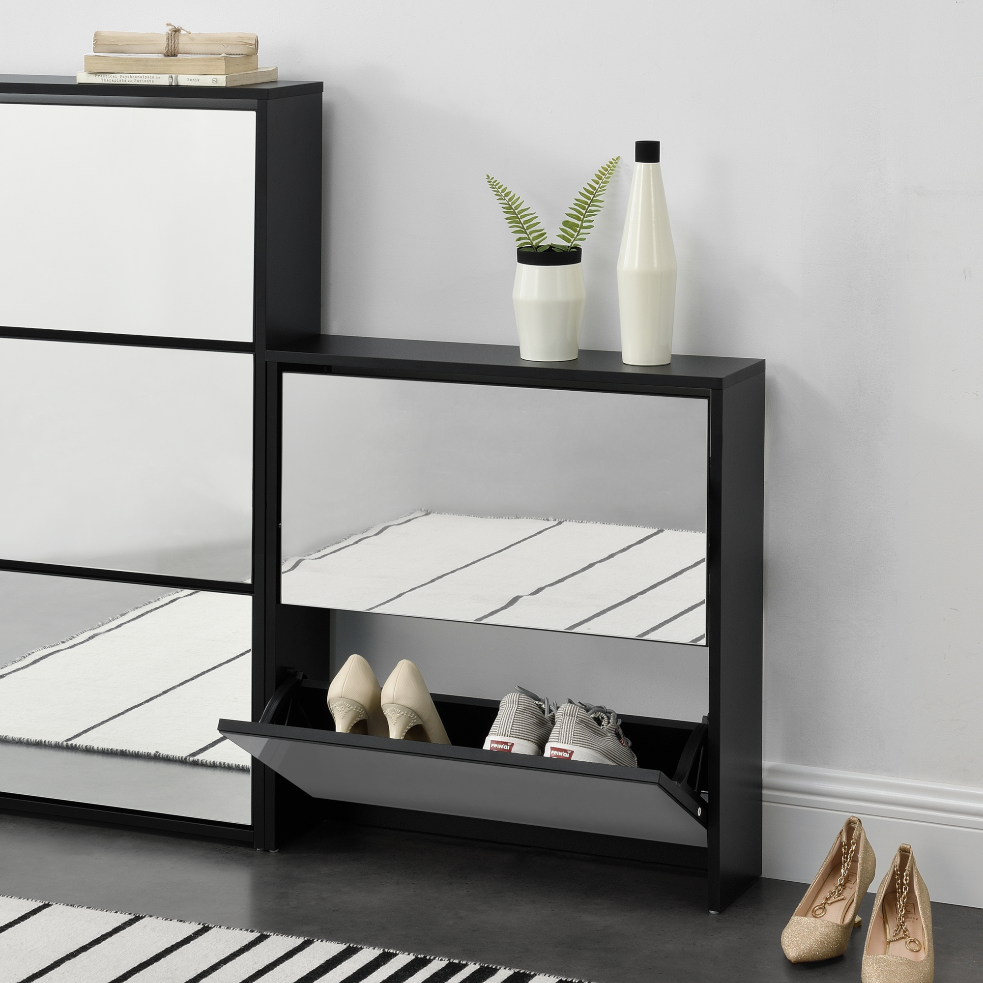 foto del prodotto scarpiera vogar con 2 contenitori ribaltabili mobile portascarpe con ante a specchio 67x63x17 cm nero en.casa 