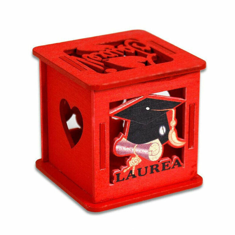 foto del prodotto scatolina cubo in legno rosso con coperchio porta confetti bomboniera per laurea - - trade shop traesio