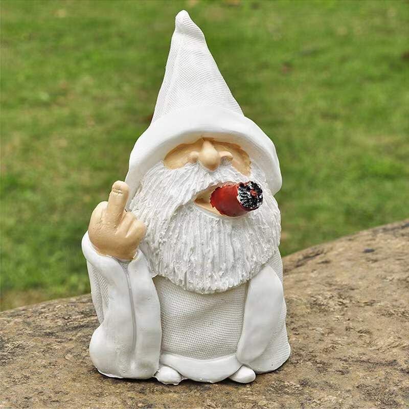 foto del prodotto scultura di gnomo da giardino statua di un folletto fumante e sfacciato statua da collezione paesaggio di gnomi per la decorazione di interni o