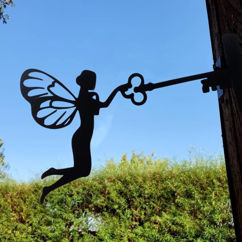 foto del prodotto scultura in metallo da appendere alla parete per giardino delle fate, decorazione per la casa sagoma di fata, 30 x 20 cm , ferrosa sollbry
