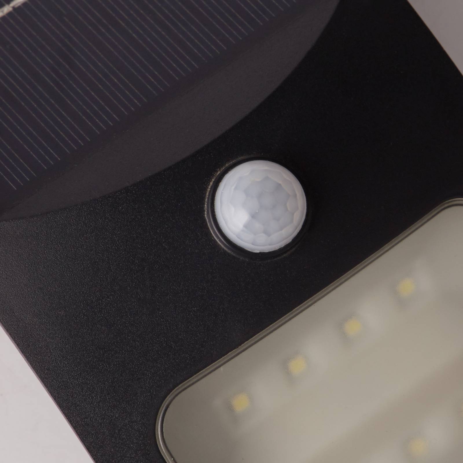 foto del prodotto searchlight applique a led 67420bk pir, rilevatore di movimento