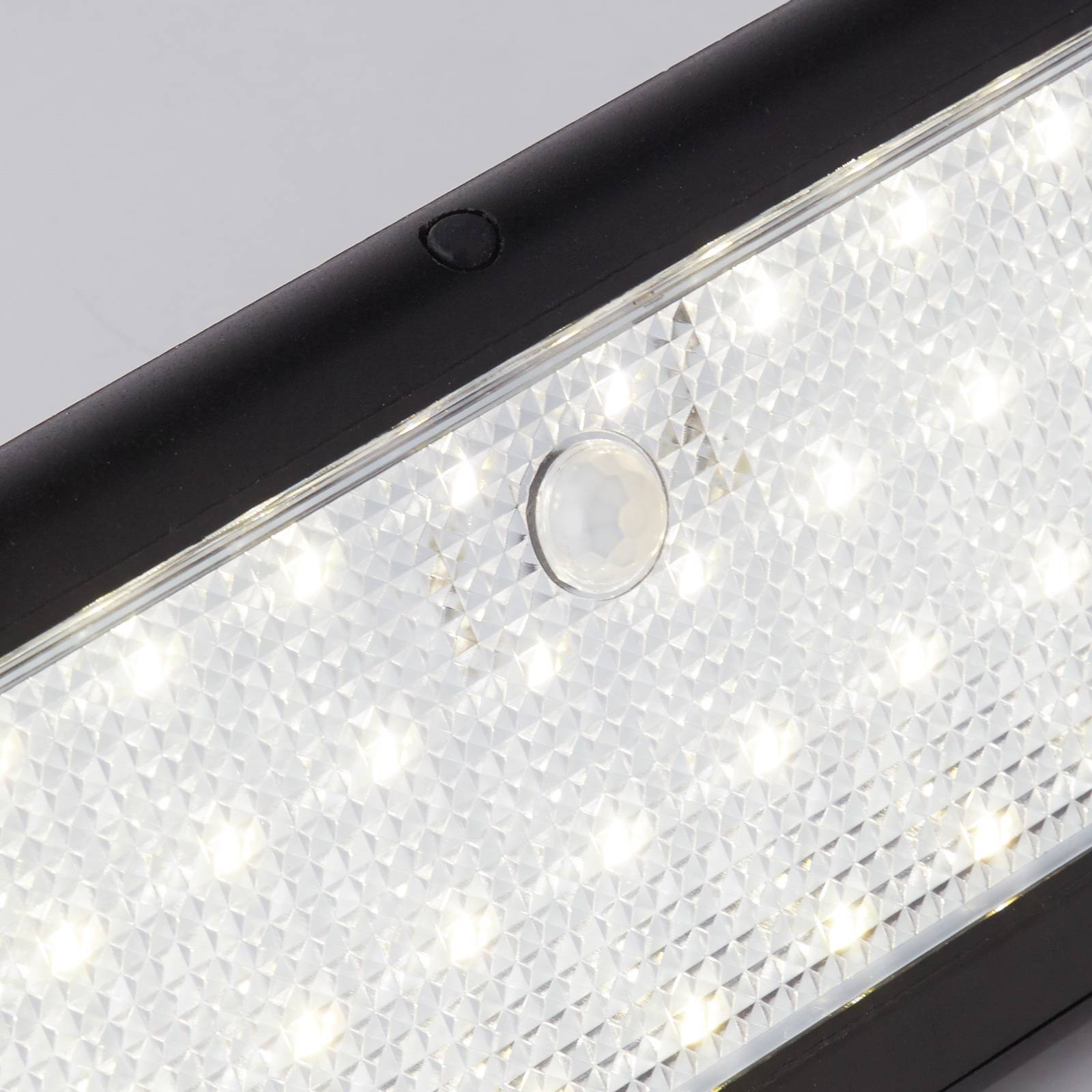 foto del prodotto searchlight applique a led 67422bk pir, rilevatore di movimento