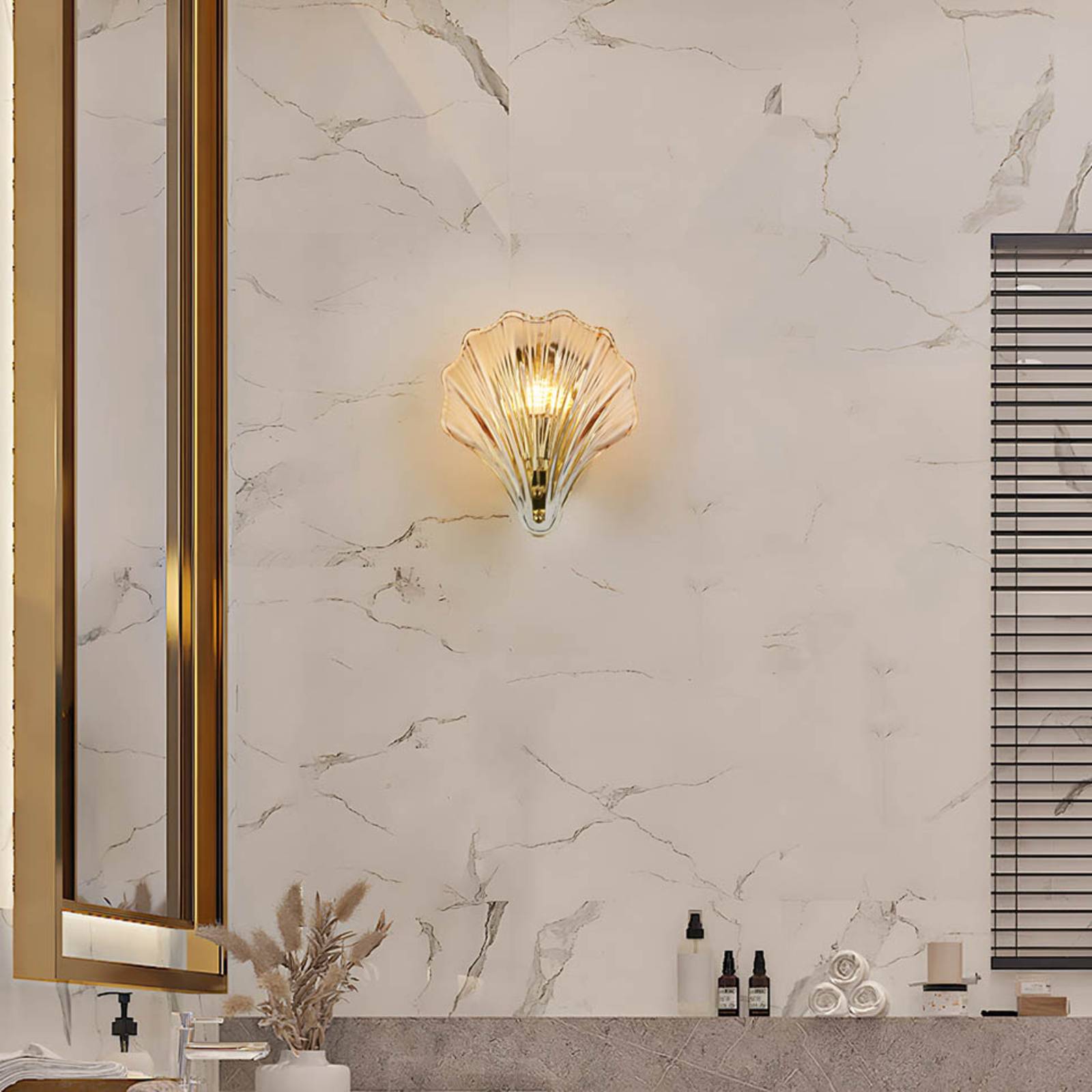 foto del prodotto searchlight applique shell 1lt, metallo ottone satinato e vetro ambrato ip44