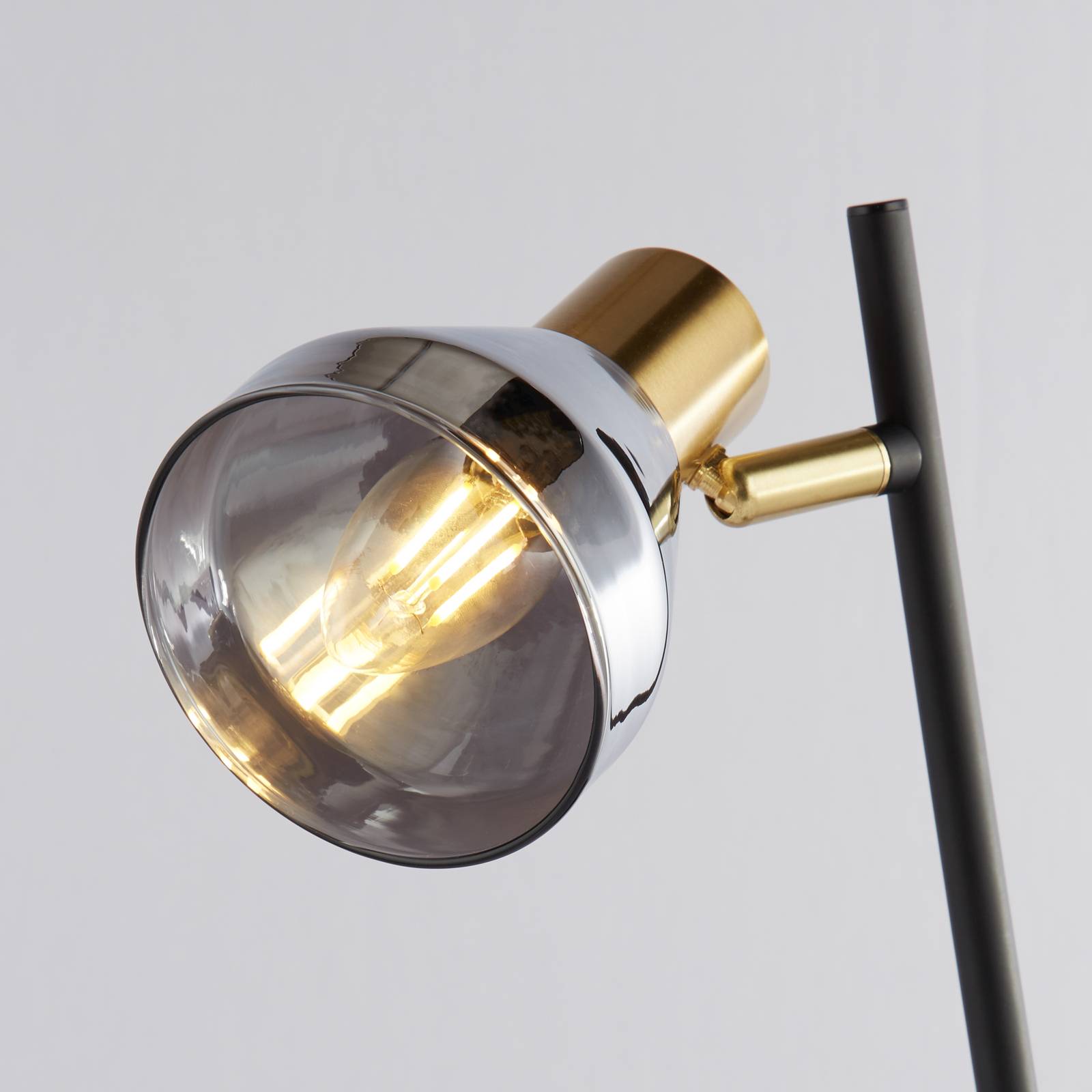 foto del prodotto searchlight lampada da tavolo classy con paralume vetro fum 