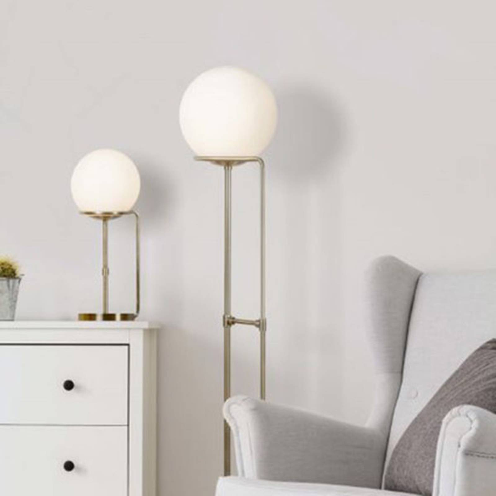 foto del prodotto searchlight lampada da tavolo sphere con sfera di vetro