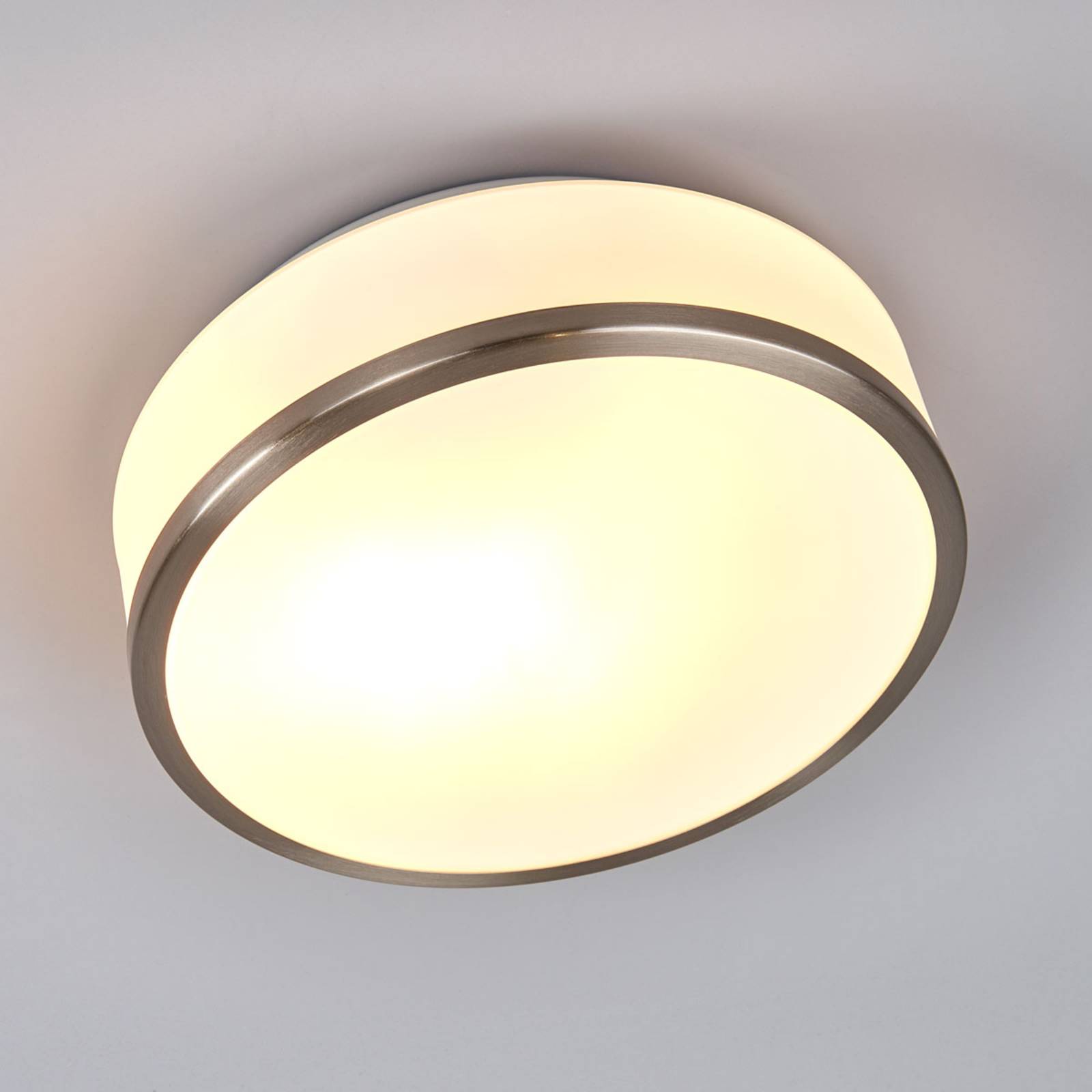 foto del prodotto searchlight plafoniera flush ip44, 28 cm, argento satinato