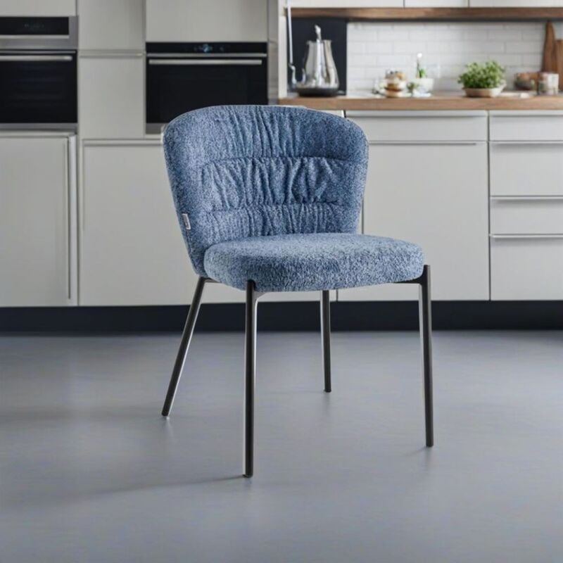 foto del prodotto sedia cami in tessuto teddy azzurro polvere un connubio di design e comfort