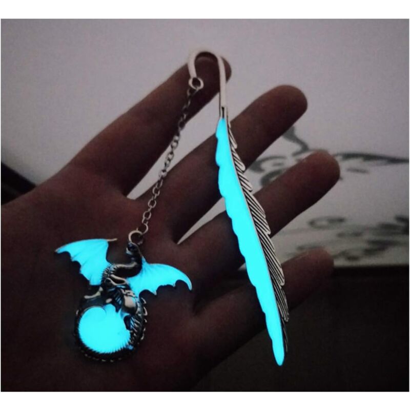 foto del prodotto segnalibro vintage in metallo con piuma, segnalibro luminescente unico, regalo per uomini e donne drago argento antico sollbry