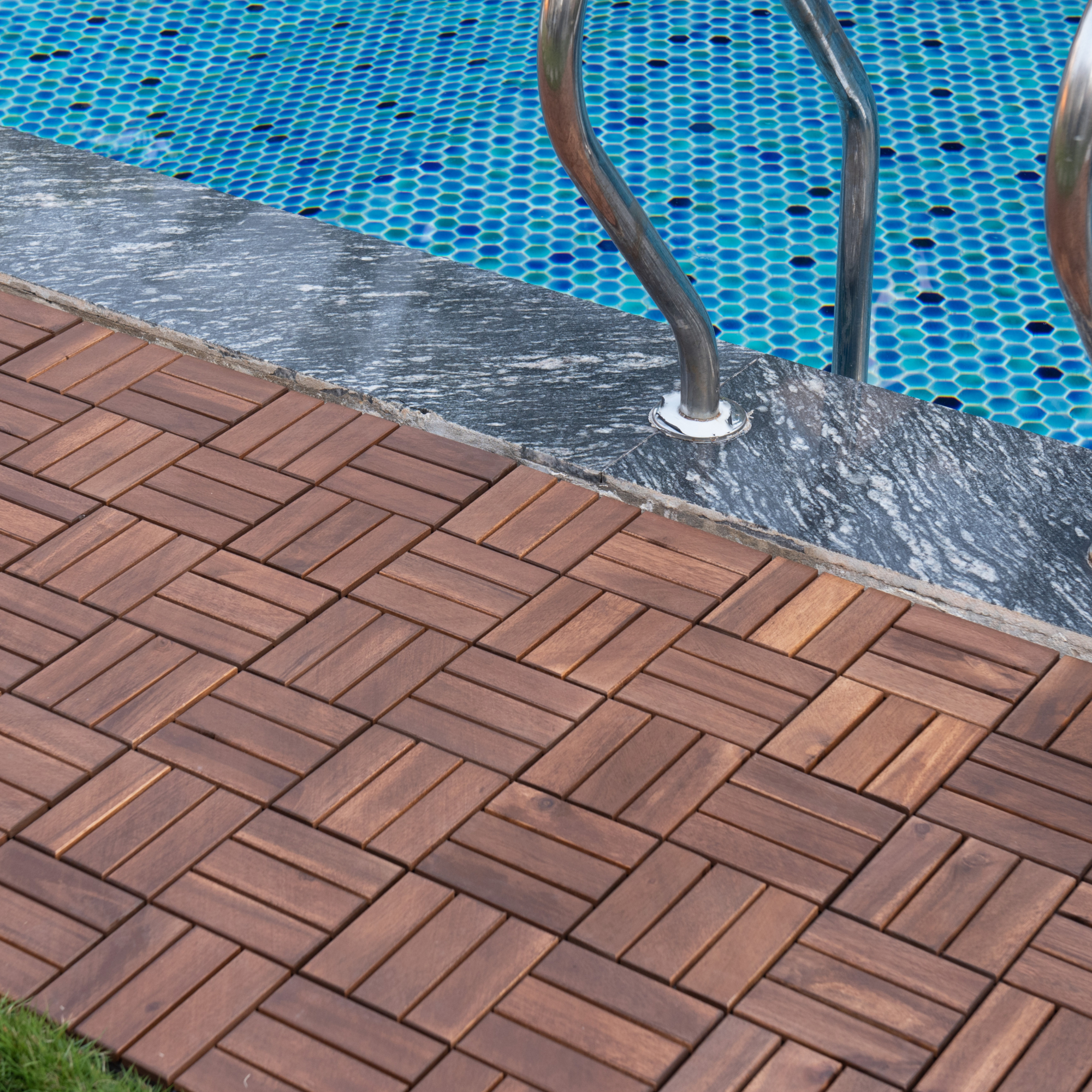foto del prodotto set alliste di 10 piastrelle per pavimentazione da esterno design mosaico in legno marrone casa.pro