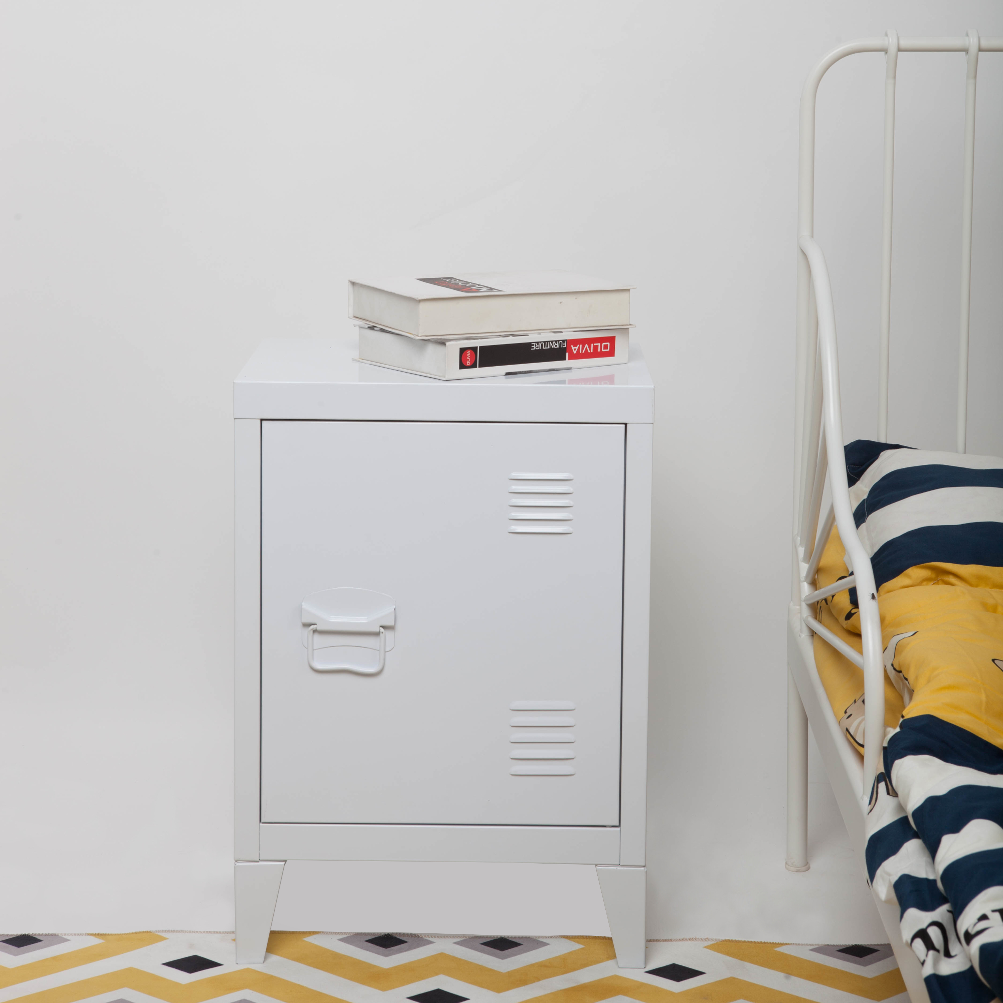foto del prodotto set di 2 comodini inari in acciaio con anta bianco en.casa 