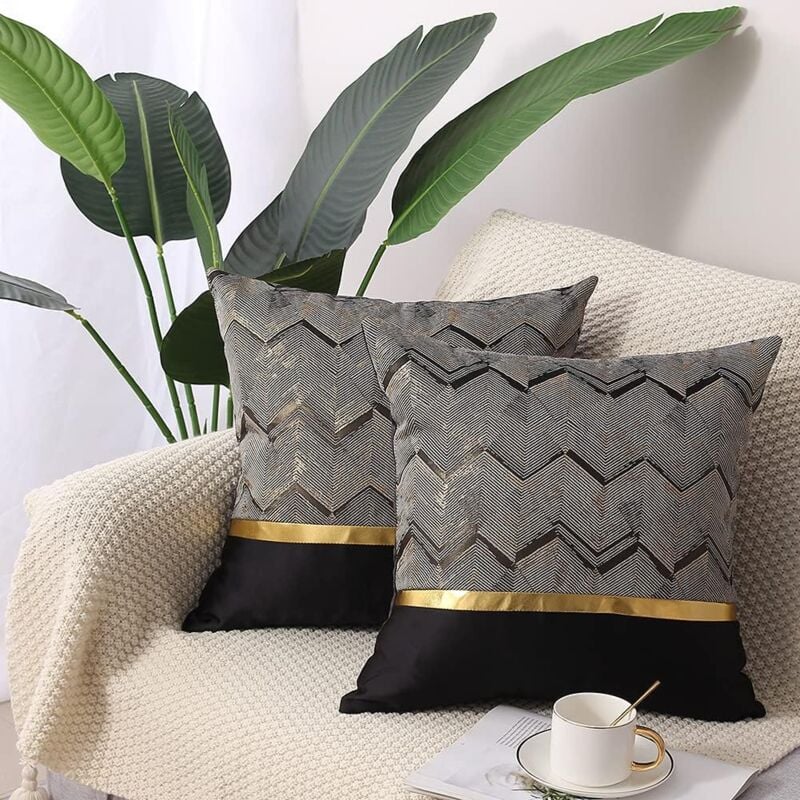 foto del prodotto set di 2 federe per cuscini decorativi in pelle nera e oro 45 x 45 cm disegno patchwork jacquard a righe rapanda
