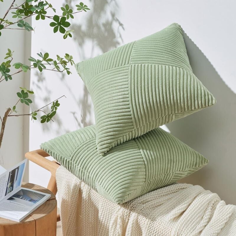 foto del prodotto set di 2 federe per cuscini verde salvia 45x45 in morbido velluto a coste con motivo a righe patchwork, federa per cuscino divano con cerniera